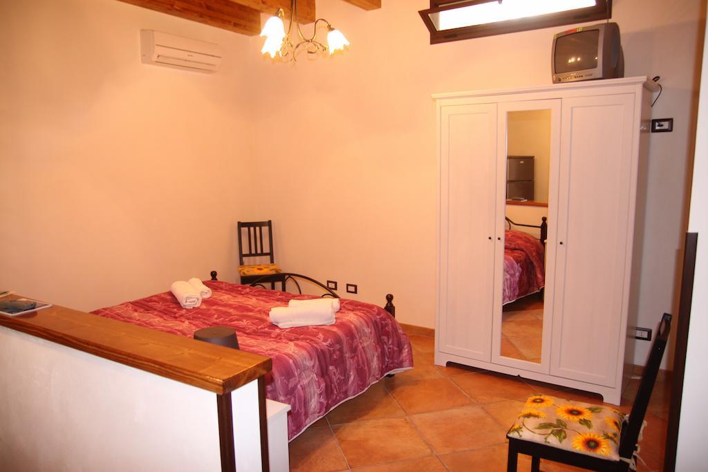 La Finestra Sotto La Rocca Apartment Cefalù Cameră foto